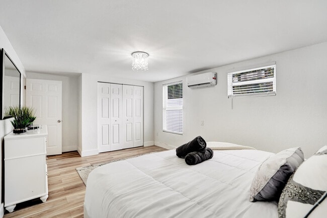 Building Photo - 311 SE 3rd Ave