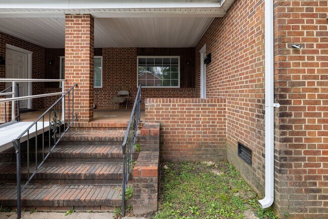 Building Photo - 103/105 Indiana Ln