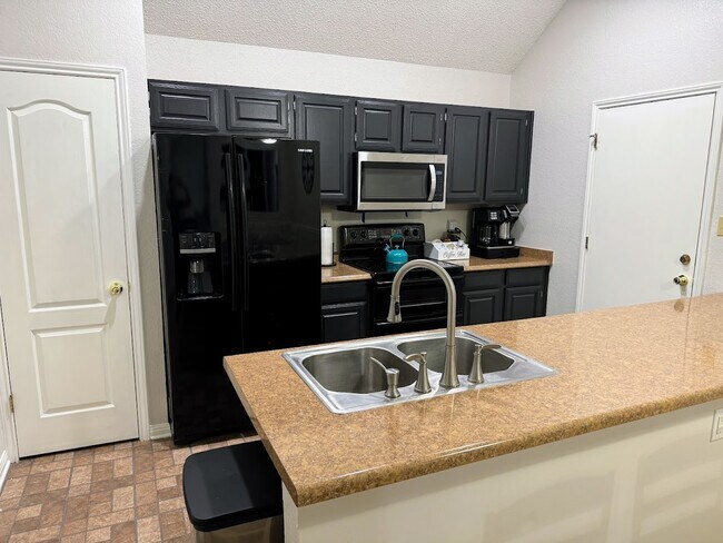 Building Photo - 105 Sky Country Dr