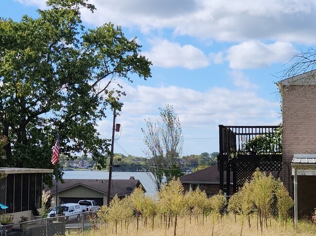 Building Photo - 114 Maureen Dr