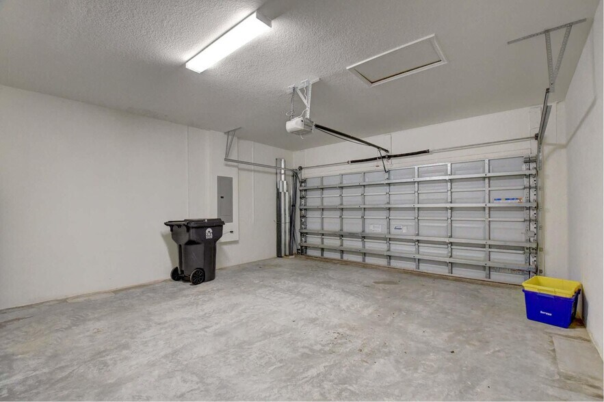 Building Photo - 8834 Willow Cove Ln