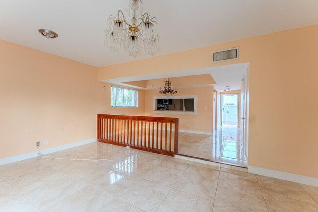 Building Photo - 626 NE 195th St