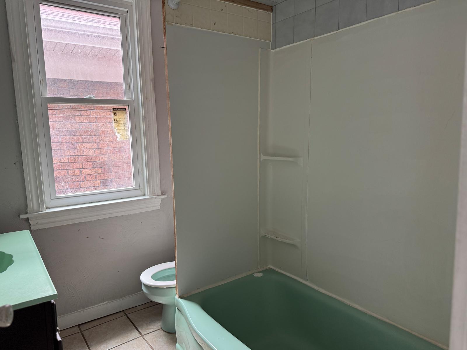 Common Bathroom - 1514 Fallowfield Ave