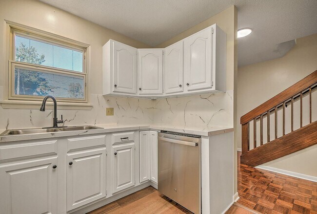 Building Photo - 501 Manor Dr