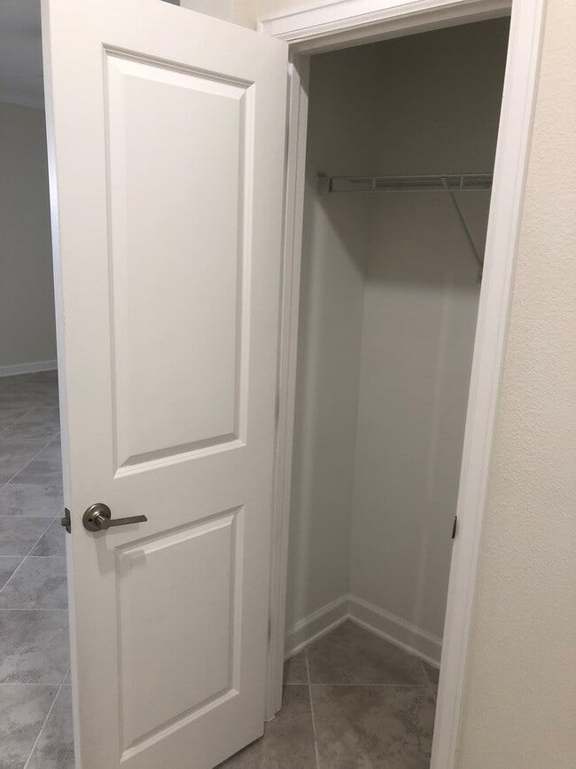 Building Photo - Lakefront Single Story 3/2 Home  FREE wash...