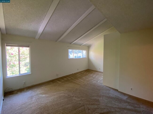 Building Photo - 1557 Siskiyou Dr