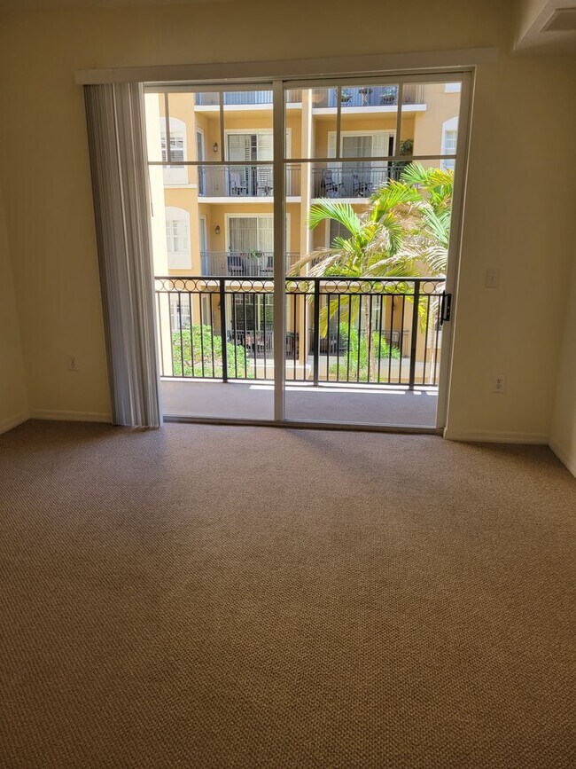 Building Photo - Annual unfurnished 2/2 luxury condo downto...
