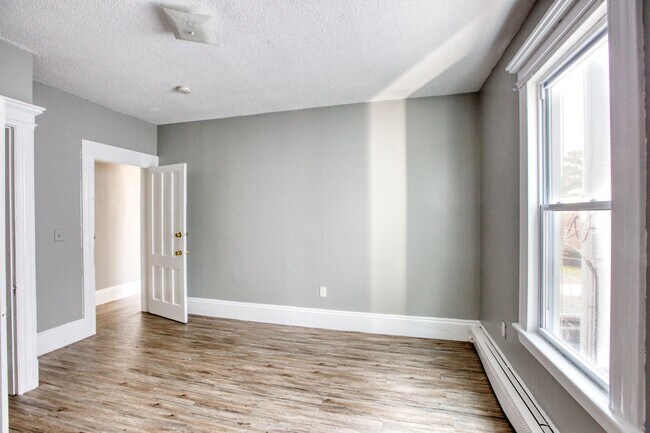 Building Photo - OVERSIZED 3 bedroom 1 bathroom Apartment