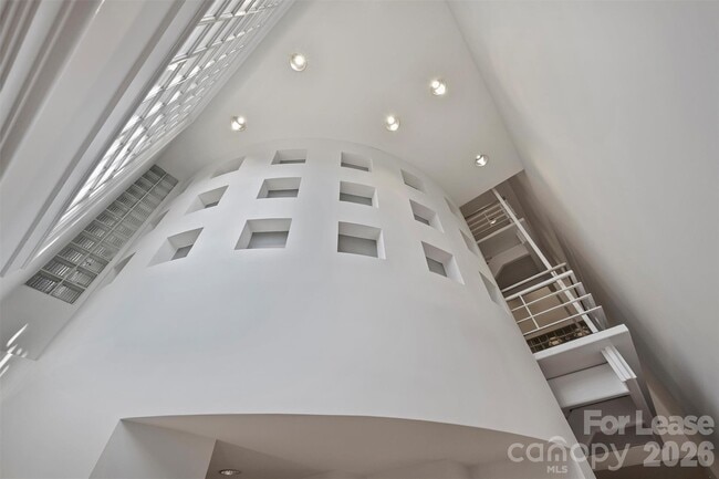 Building Photo - 1124 Dilworth Crescent Row