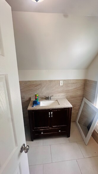 Building Photo - 5115 E Roosevelt Blvd