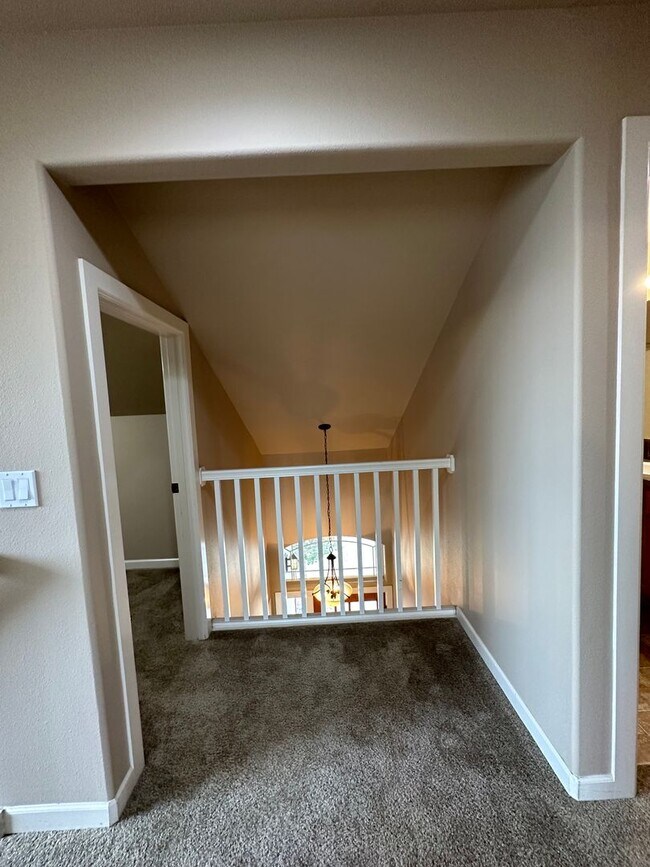 Building Photo - Inviting 4 Bedroom Home with Spacious Layo...