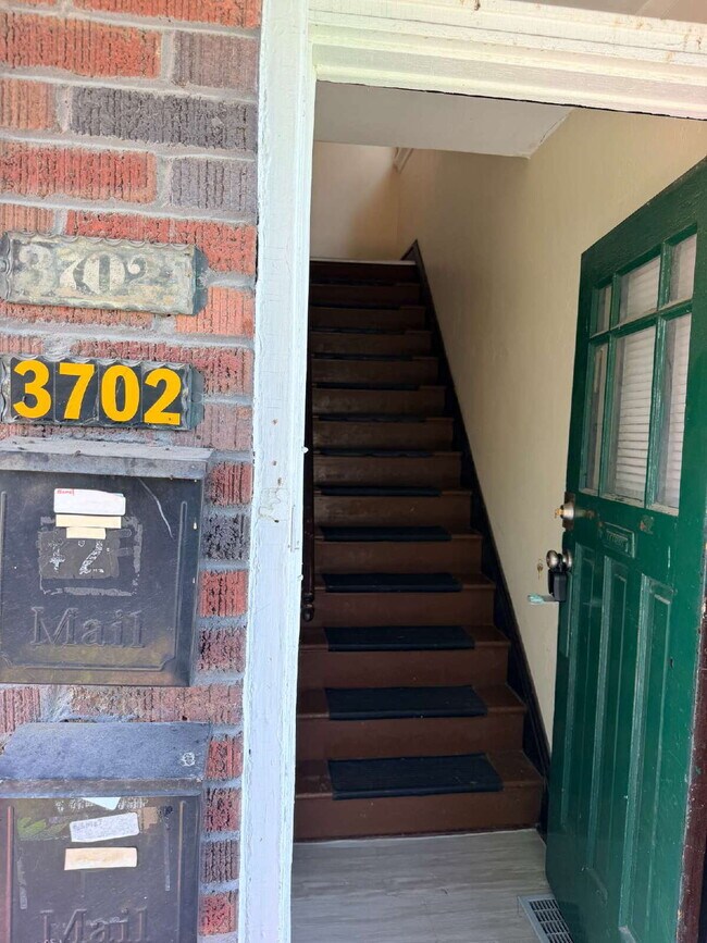 Building Photo - ** MOVE IN SPECIAL** Historic South City Living