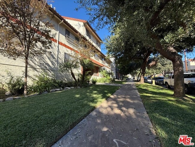 Building Photo - 1043 Thompson Ave