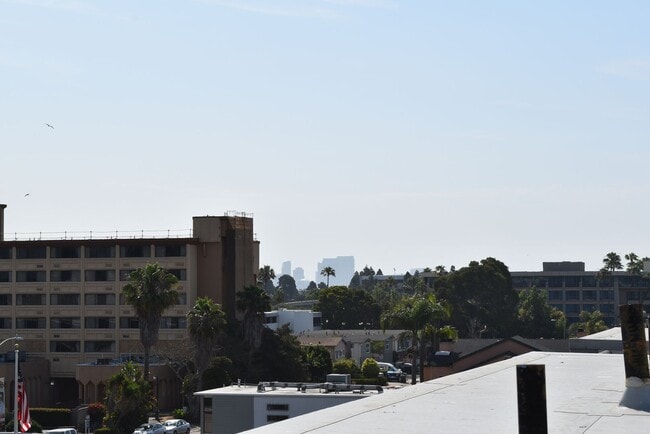 Building Photo - 2 bedroom 2.5 bath Townhome, walking dista...