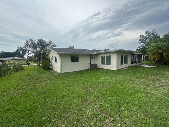 Building Photo - 107 W Lake Dr