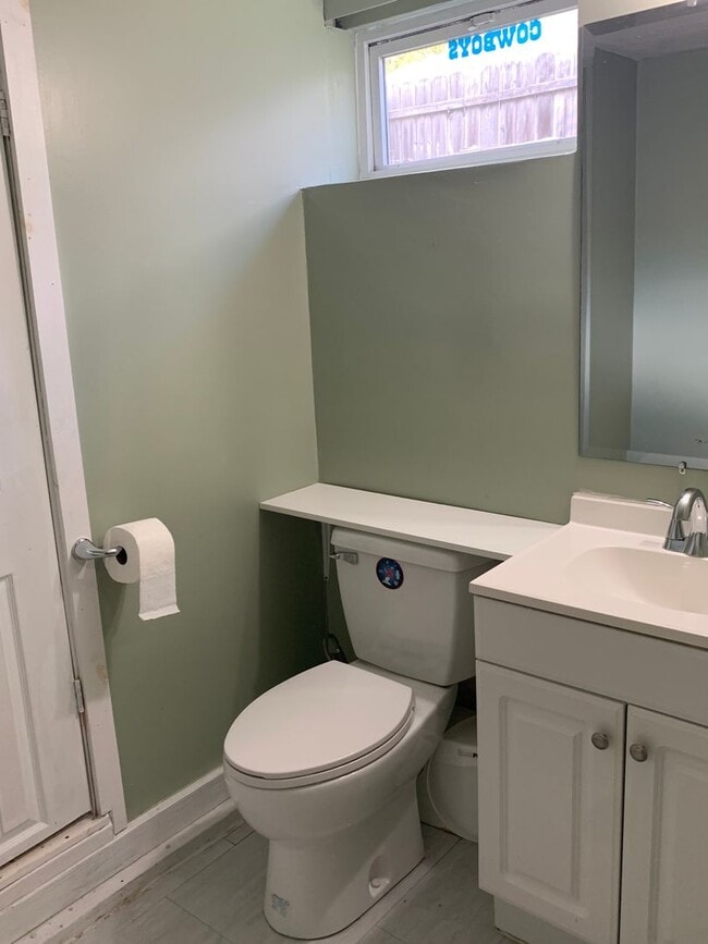 Building Photo - MOVE IN READY, APPLY NOW!!