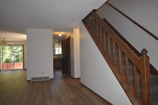Building Photo - GREAT 3 BEDROOM/2 BATHROOM TOWNHOME WITH NEW PAINT & FLOORING. AVAILABLE 5/23.