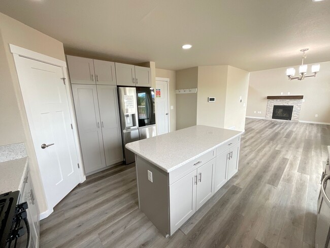 Building Photo - 3 Bedroom Home Available Near S Powers Blv...