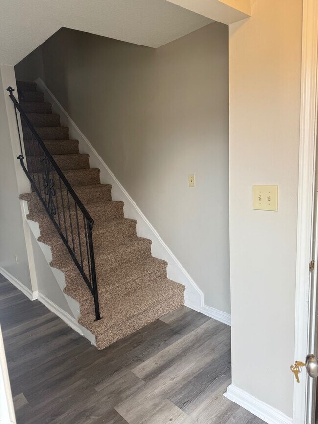 Building Photo - 315 Hawthorne Ct