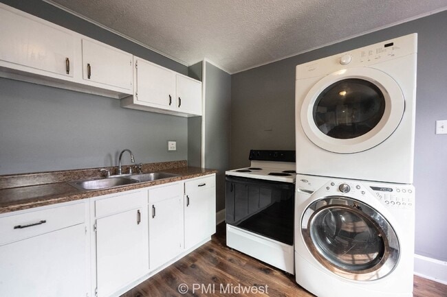 Building Photo - Charming 2 Bed Duplex in Indianapolis with Spacious Layout and Prime Location!