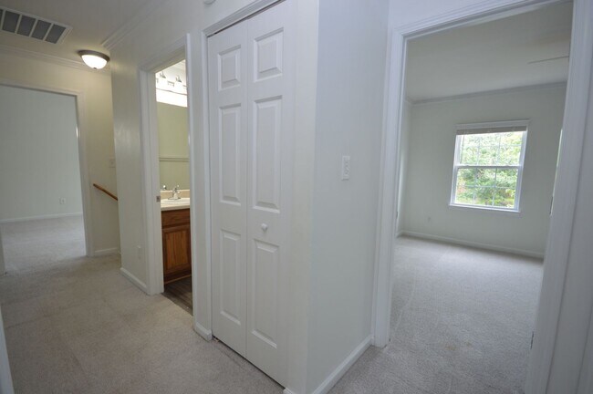 Building Photo - 404 Hanson Rd