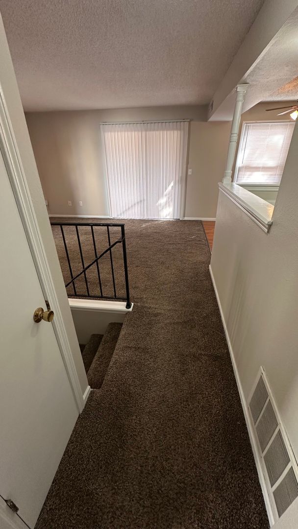 Building Photo - $1195 - 3 bed 2 bath - Apartment located i...