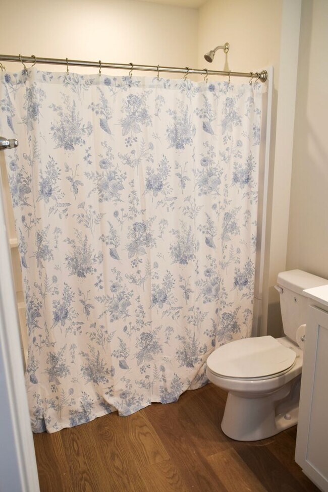 Building Photo - Stunning NEW Townhouse in Heritage Trace!