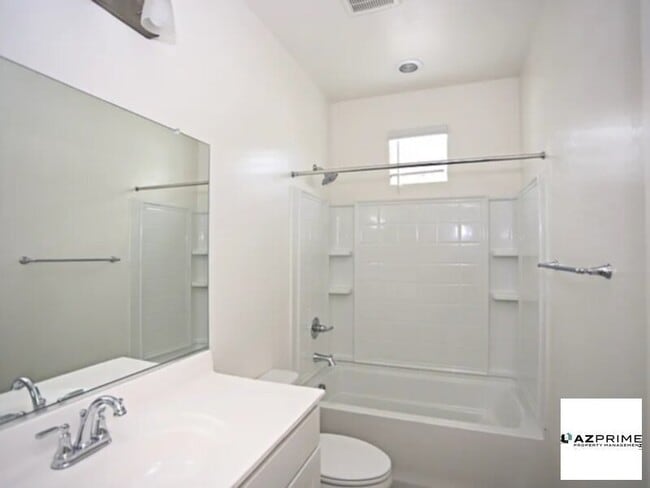 Building Photo - Nice Home