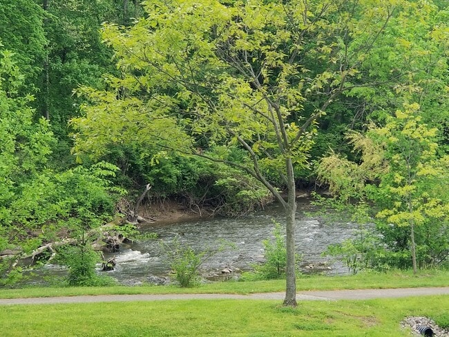 Building Photo - Chagrin Falls condo for rent