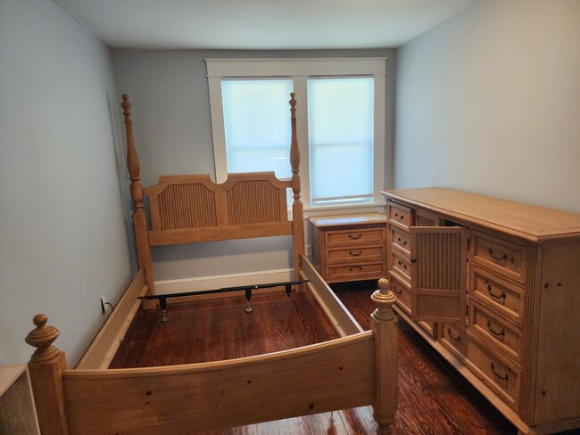 Building Photo - Cute Renovated 2 Bedroom Home with Huge Ga...