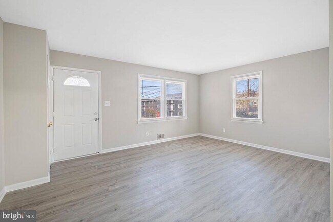 Building Photo - 883 Bellevue St SE