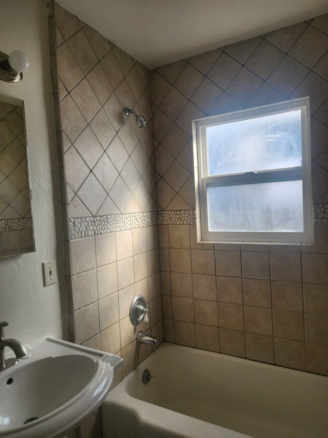 Building Photo - Private 2 bedroom 1 bath home