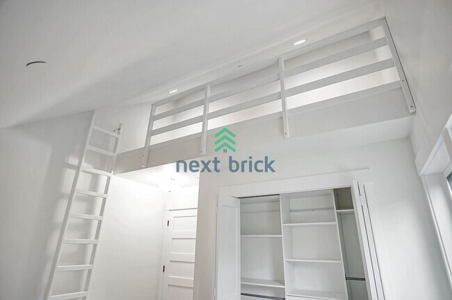 Building Photo - 3 Bed 2.5 Bath for Rent in Lake Forest Park!