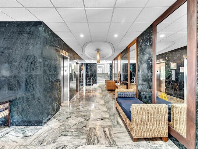 Building Photo - 500 Bayview Dr