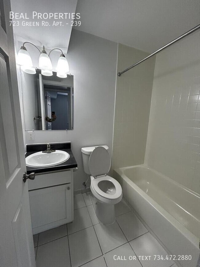 Building Photo - 723 Green Rd