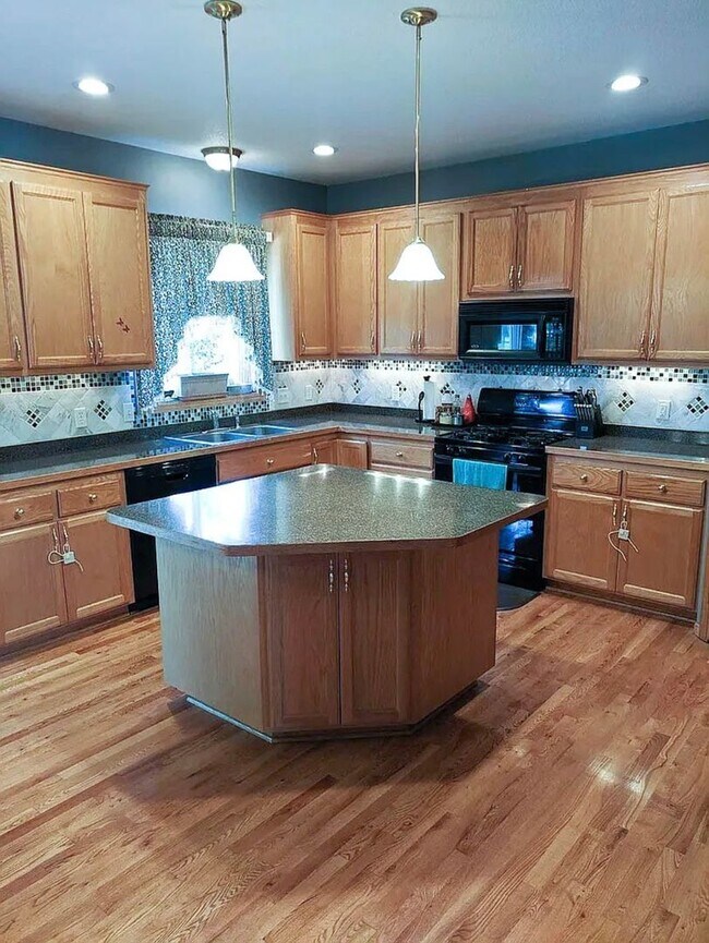 Building Photo - Spacious 4bed 3.5bath Single Family Home in Shakopee.  Featuring an in-home Theater