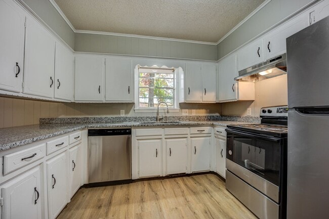 Building Photo - Freshly Updated 3 Bedroom House