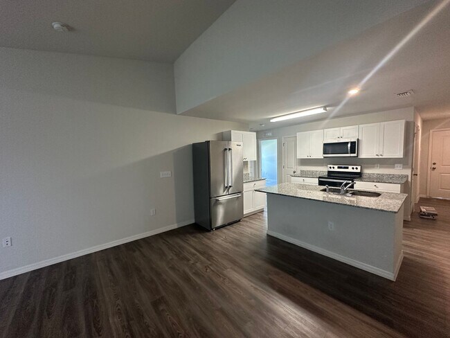 Building Photo - Beautiful 2 Bedroom 2 Bath