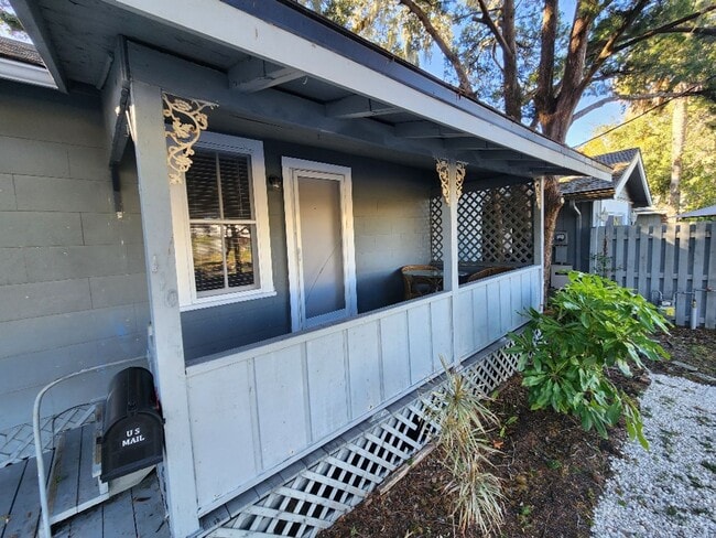 Building Photo - Quaint downtown riverside 2 Bedroom 1 Bath...