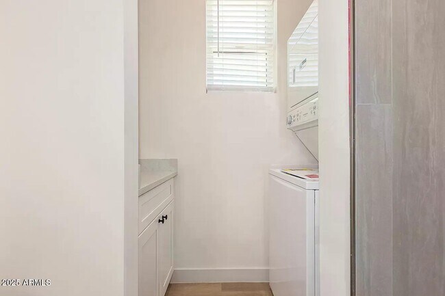 Building Photo - 411 N 32nd Pl