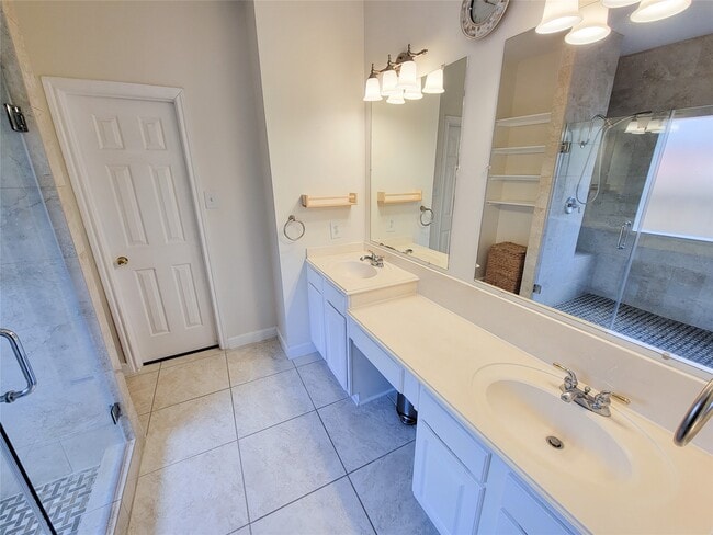 Building Photo - 15607 Tarpon Springs Ct