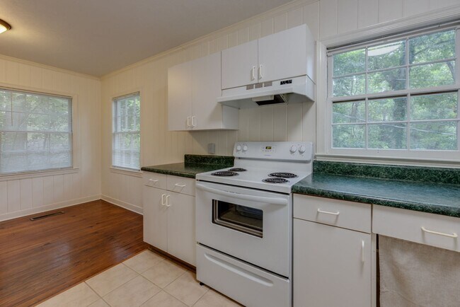 Building Photo - 3 Bedroom, 2 Bath Home Available 10/1/2025...
