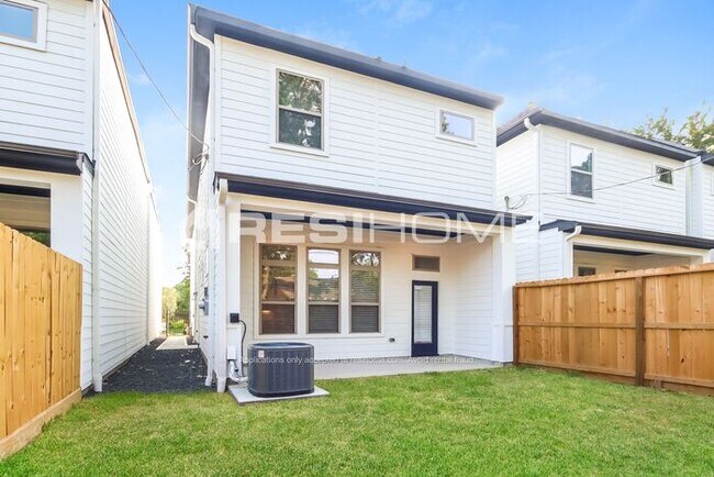 Building Photo - 3048 Truxillo St