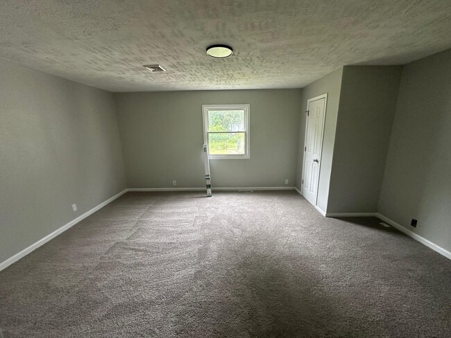 Building Photo - 3 Bed 1 Bath with Fence + 2 Car Garage - Newly Refreshed