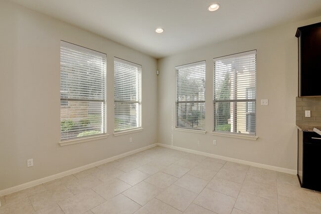 Building Photo - Beautiful home in the highly desirable nei...