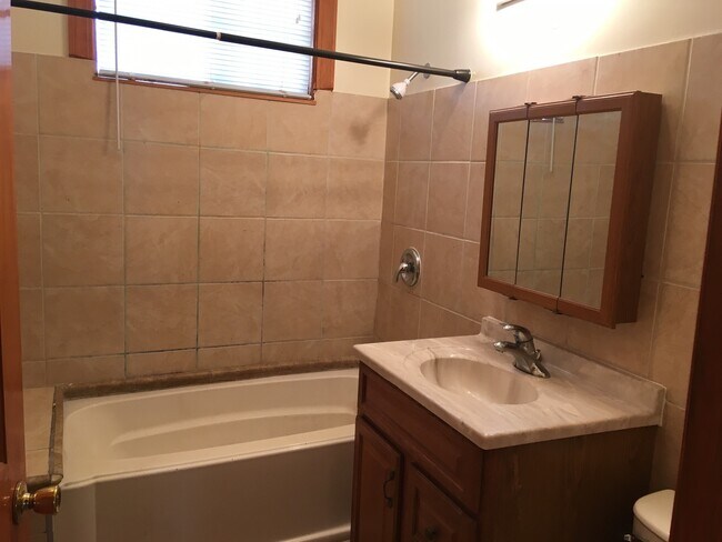 Building Photo - Section 8 Voucher Accepted / 5 BR House