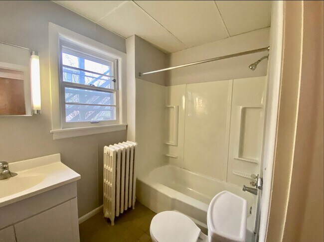 Building Photo - 1 bed/1 bath in Heritage Hill ( first floor)