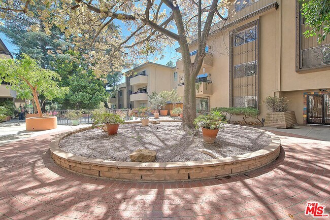 Building Photo - 6752 Hillpark Dr