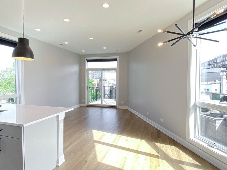 Building Photo - 1053 W Cornelia Ave