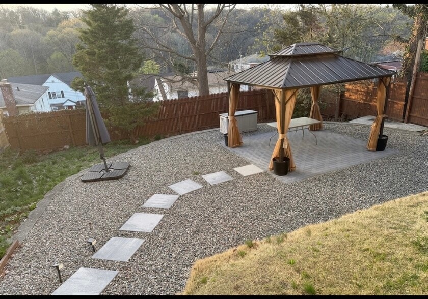 SHARED YARD - 77 Bennett Ave